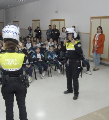 ©Ayto.Granada: AGENTES DE LA POLICA LOCAL VISITAN 66 CENTROS EDUCATIVOS PARA ACERCAR LA FIGURA DEL CUERPO DE SEGURIDAD MUNICIPAL A LOS ESCOLARES